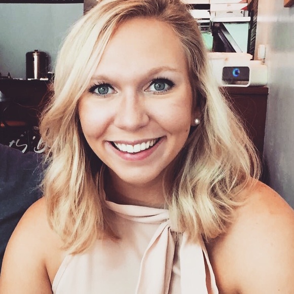 Meet your Posher, Halle - Picture 1 of 1